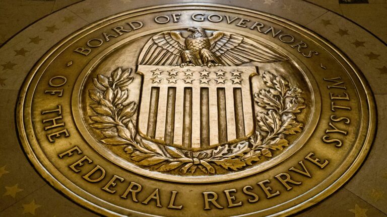 Membros do Fed aguardam maior progresso à meta de inflação antes de corte nos juros