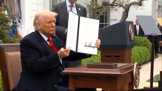 trump assinando tarifas