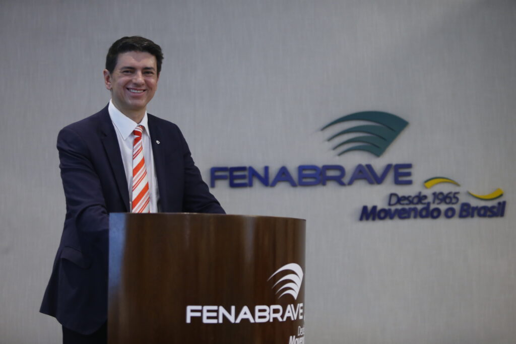 Emplacamentos fecham bimestre em alta, com avanço de motocicletas, automóveis e comerciais leves, diz Fenabrave