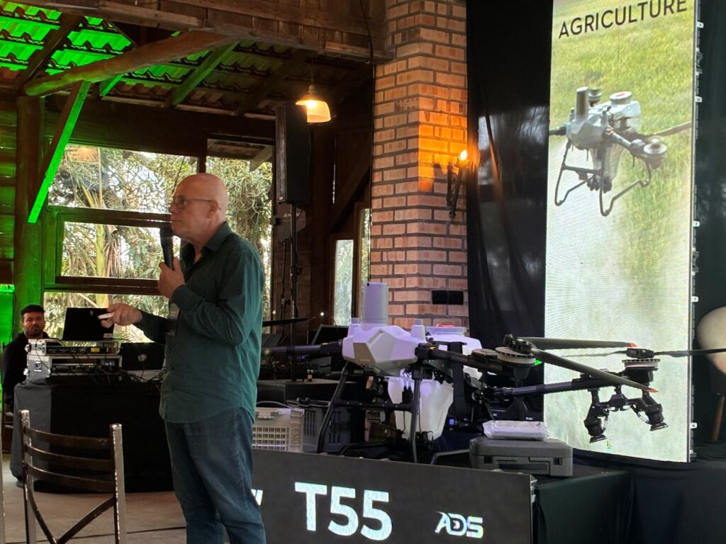 Pequenos produtores elevam faturamento em até 30% após adoção de drones pulverizadores